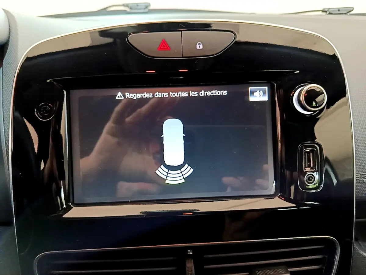 Écran tactile du tableau de bord de la Renault Clio Business TCe 90 2019 affichant l'aide au stationnement arrière.
