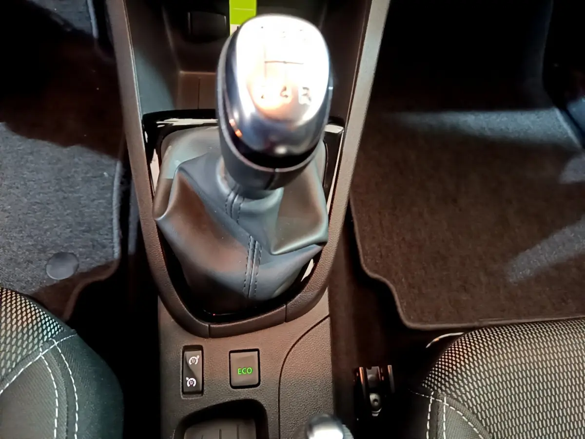 Gros plan sur le levier de vitesses manuel et les boutons Eco de l'habitacle noir de la Renault Clio Business 2019.