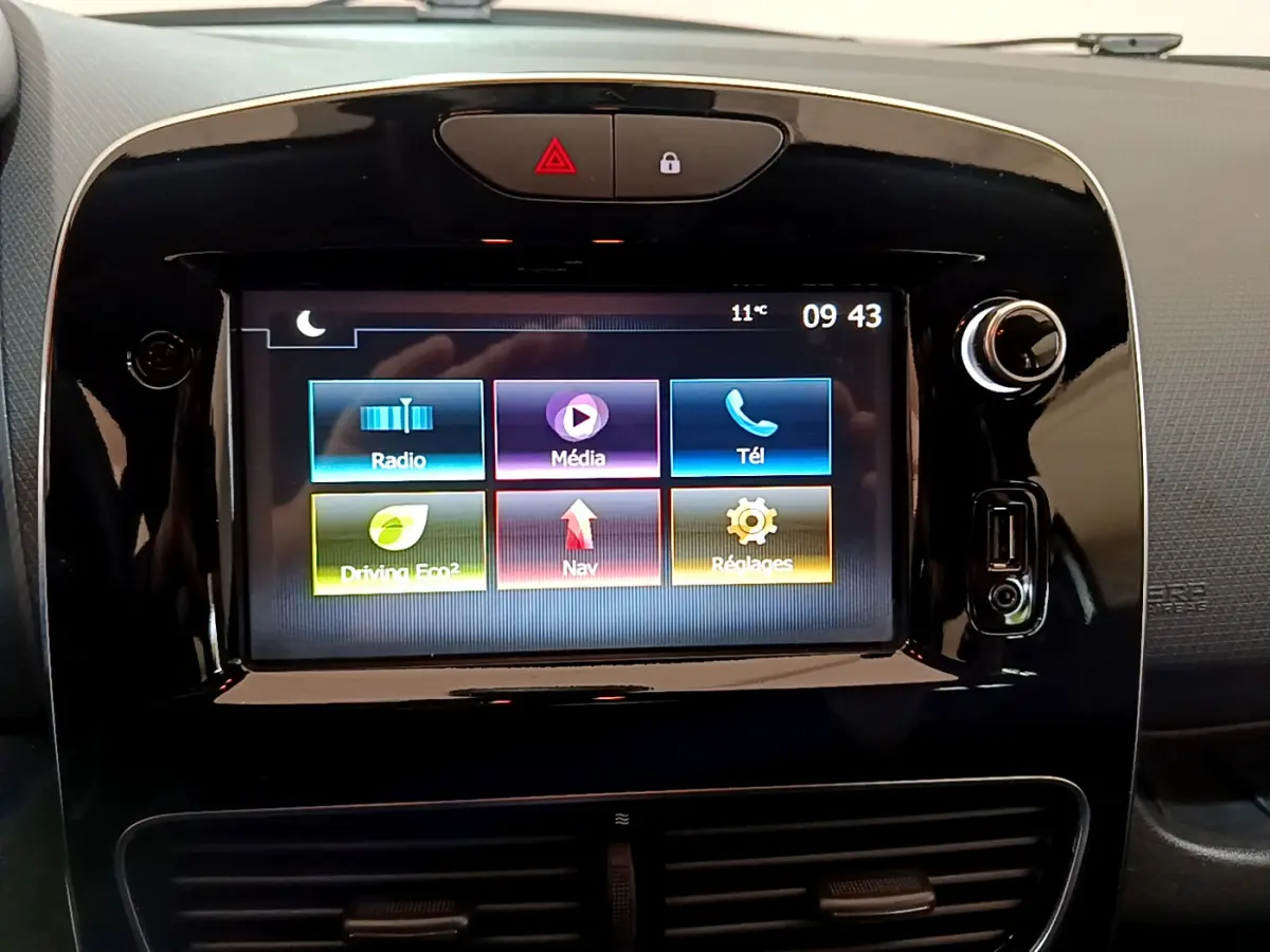 Écran tactile central allumé de la Renault Clio Business TCe 90 2019, affichant menu multimédia et navigation.