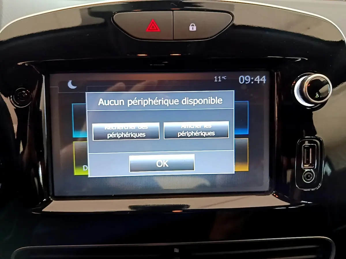 Écran tactile central de la Renault Clio Business TCe 90 2019 gris clair affichant un message Bluetooth sans périphérique connecté
