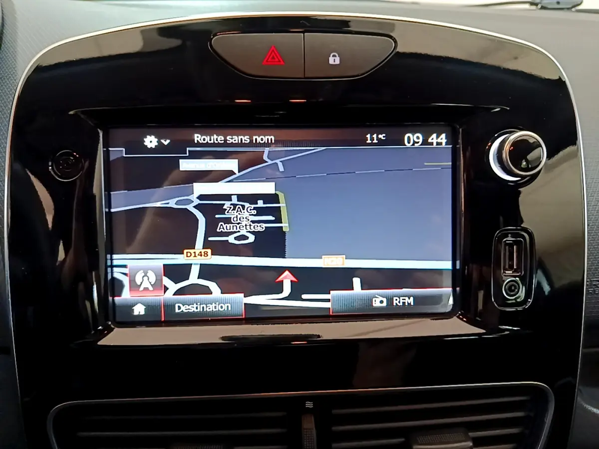 Écran tactile central du tableau de bord de la Renault Clio Business TCe 90 affichant la navigation 3D et la température extérieure.