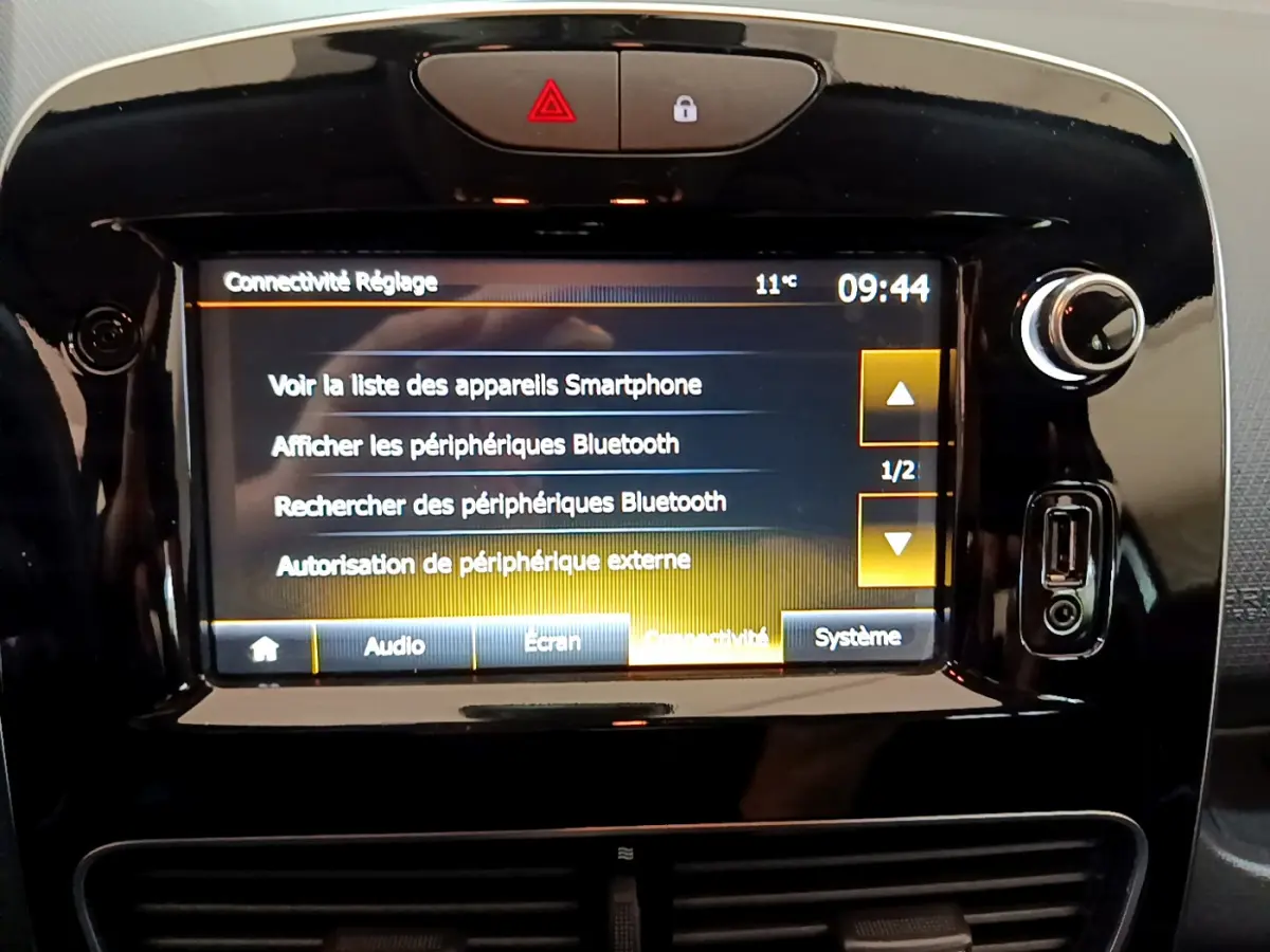 Écran tactile central de la Renault Clio Business TCe 90 2019 affichant les réglages Bluetooth, vue frontale intérieure.