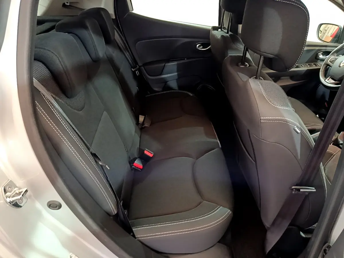 Vue intérieure côté gauche montrant la banquette arrière noire avec surpiqûres blanches d'une Renault Clio Business gris clair 2019.