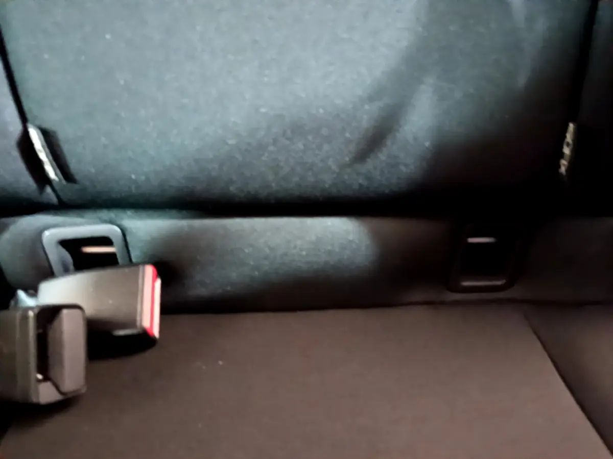 Gros plan sur la banquette arrière noire de la Renault Clio Business TCe 90, montrant les ceintures de sécurité.