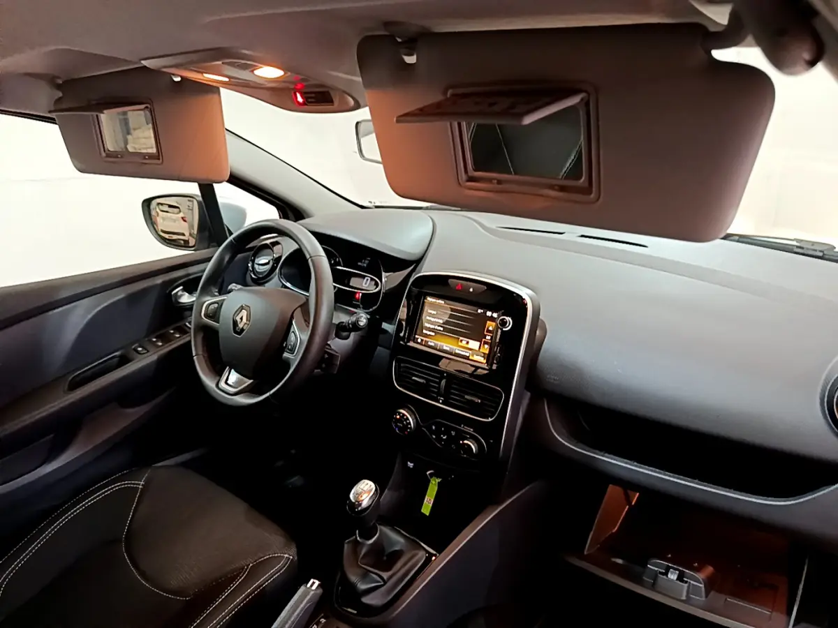Intérieur de la Renault Clio Business TCe 90 2019, vue côté conducteur, tableau de bord avec écran tactile et volant cuir.