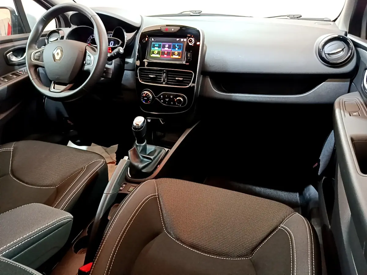Intérieur de Renault Clio Business TCe 90 2019, vue avant centrée sur tableau de bord et console tactile couleur noire.