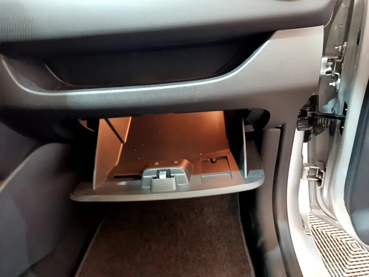 Gant de boîte à gants ouvert côté passager dans une Renault Clio Business TCe 90 gris clair de 2019.