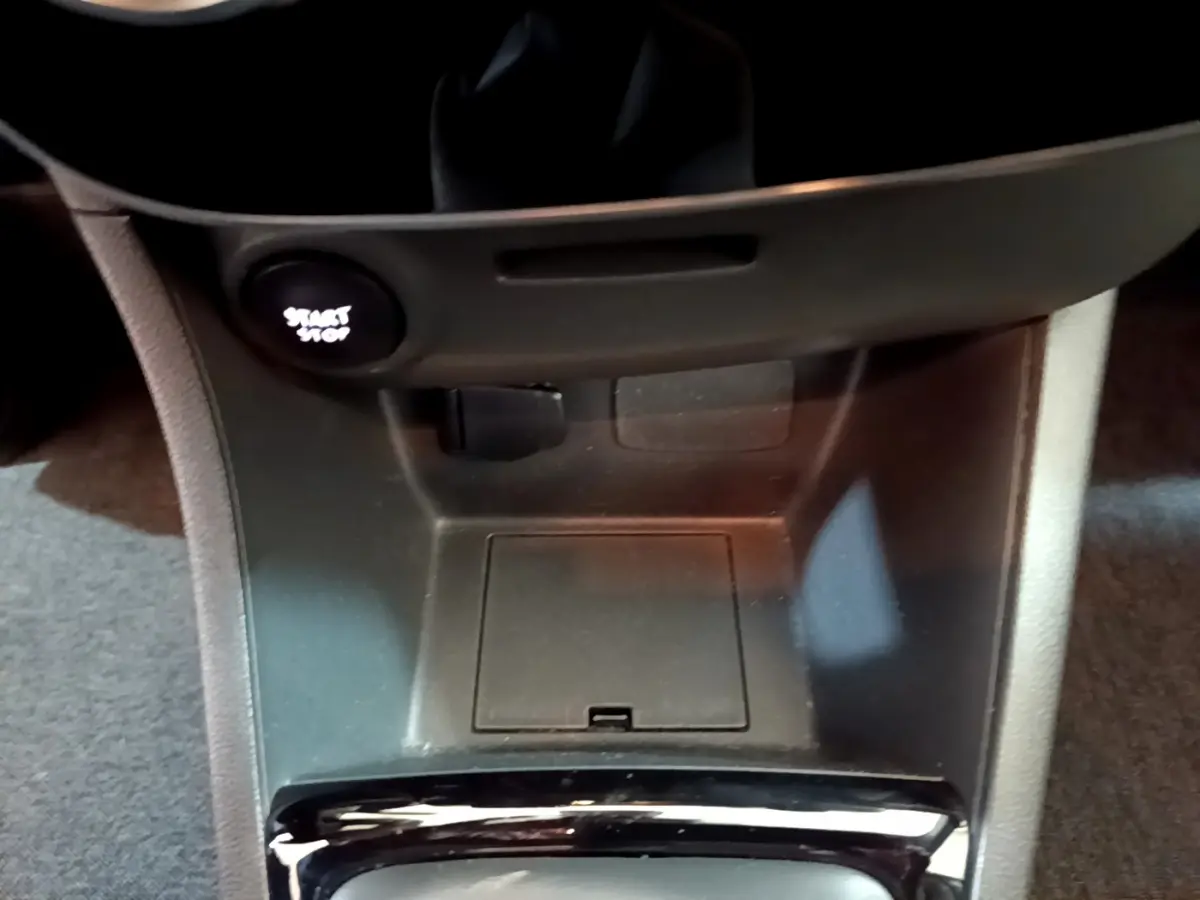 Gros plan sur la console centrale de la Renault Clio Business TCe 90 2019, bouton démarrage visible, intérieur gris.