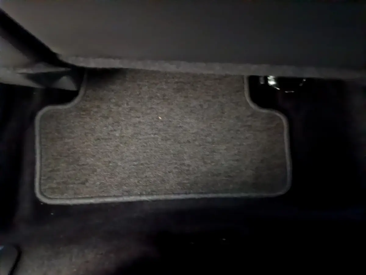 Tapis de sol gris foncé au pied du conducteur dans une Renault Clio Business TCe 90 de 2019