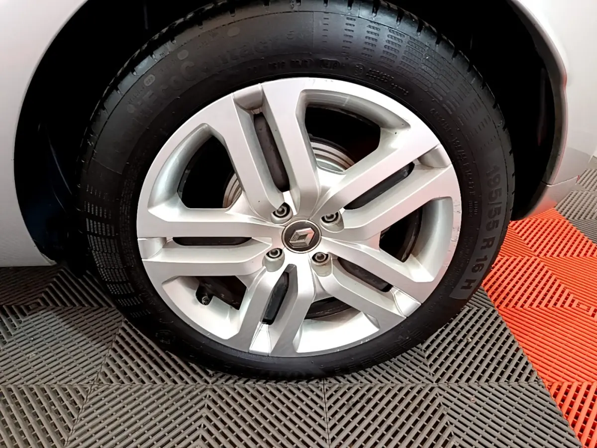 Gros plan sur la jante alliage argentée avec logo Renault au centre d'une Renault Clio Business gris clair de 2019.