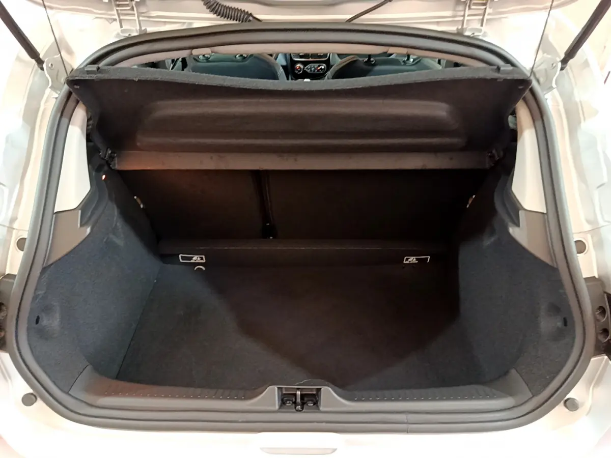 Coffre ouvert de la Renault Clio Business TCe 90 gris clair, vue arrière montrant l'espace de chargement vide.