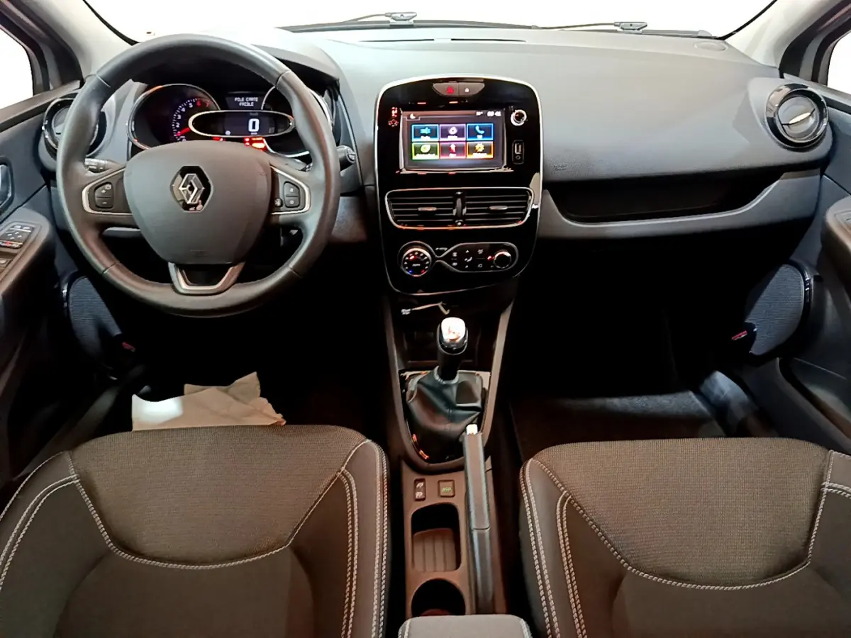 Intérieur de Renault Clio Business TCe 90 2019, vue frontale du tableau de bord avec écran tactile et volant cuir noir.
