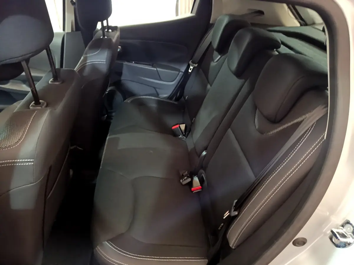 Vue intérieure sur la banquette arrière noire avec surpiqûres blanches d'une Renault Clio Business TCe 90 gris clair.