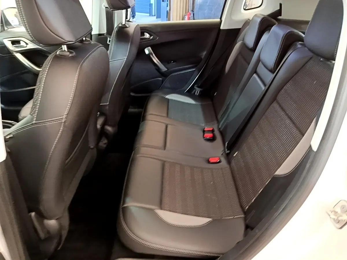 Vue intérieure côté droit sur la banquette arrière noire et grise du Peugeot 2008 2019 avec sièges rabattables 2/3-1/3.