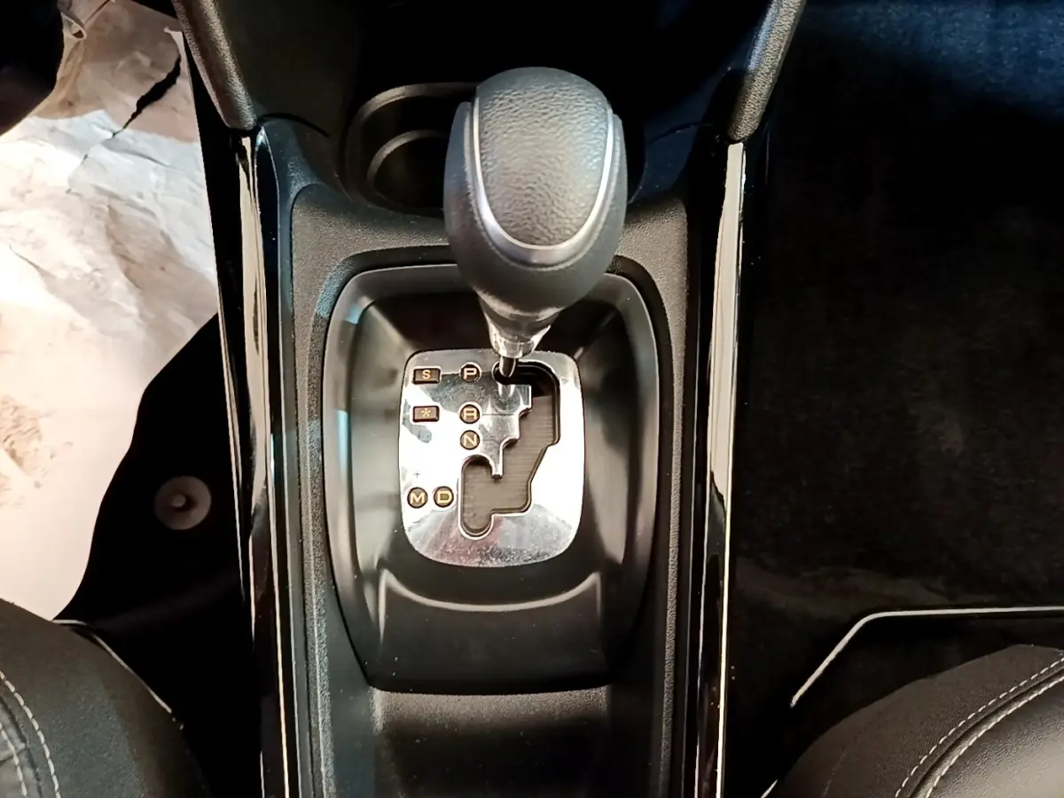 Vue plongeante sur la commande de boîte automatique noire de la Peugeot 2008 BlueHDi 120 de 2019.