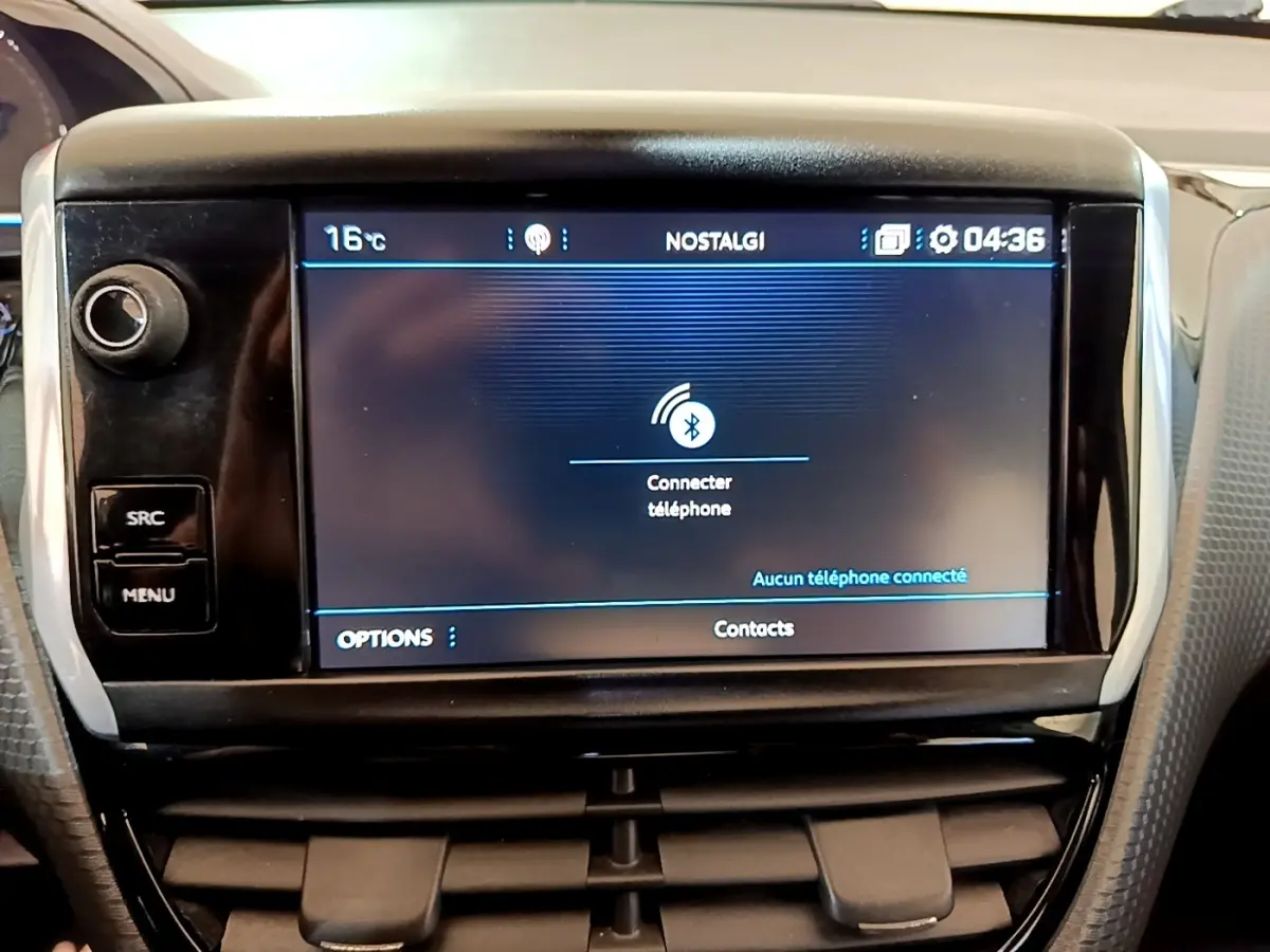 Gros plan sur l'écran tactile central du tableau de bord de la Peugeot 2008 2019 affichant la connexion Bluetooth.