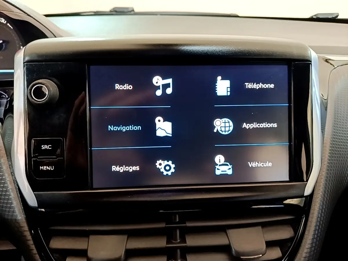 Écran tactile central du tableau de bord du Peugeot 2008 2019 affichant menu radio, navigation et téléphone.