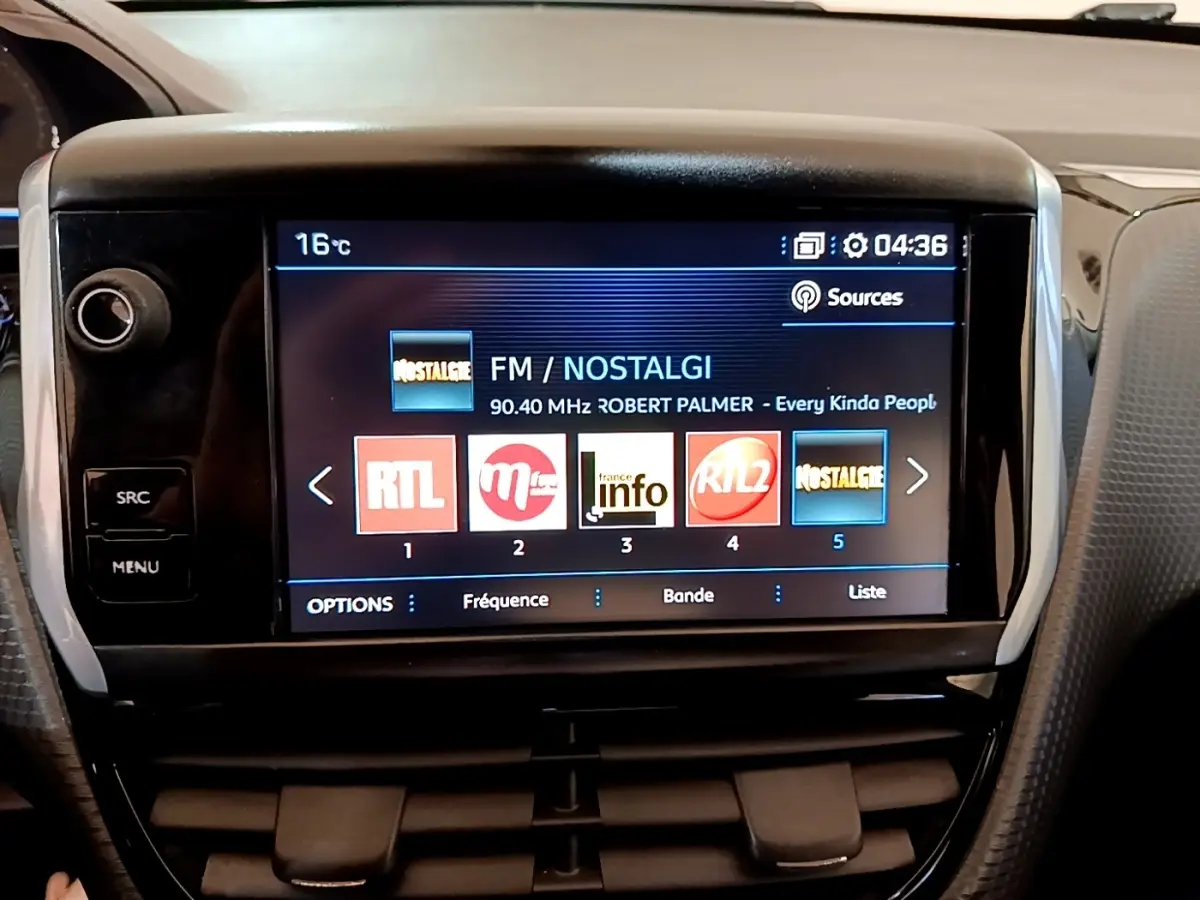 Écran tactile central de la Peugeot 2008 2019 affichant la radio FM avec stations et température extérieure à 16°C.