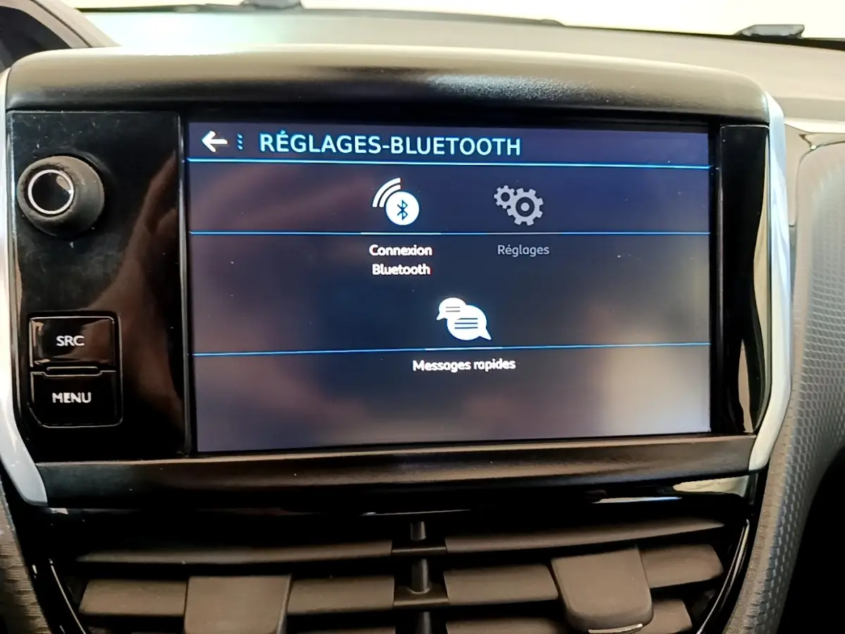 Écran tactile central affichant les réglages Bluetooth dans l’habitacle noir du Peugeot 2008 2019.