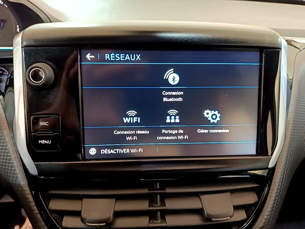 Écran tactile central du Peugeot 2008 2019 affichant les options de connexion réseau Wi-Fi et Bluetooth, intérieur noir.