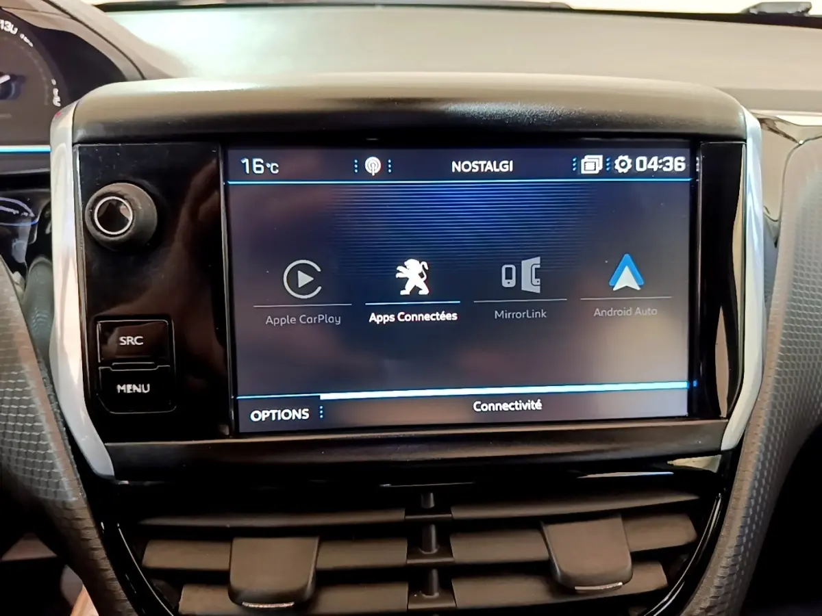 Écran tactile central du tableau de bord du Peugeot 2008 2019 affichant les options Apple CarPlay et Android Auto.