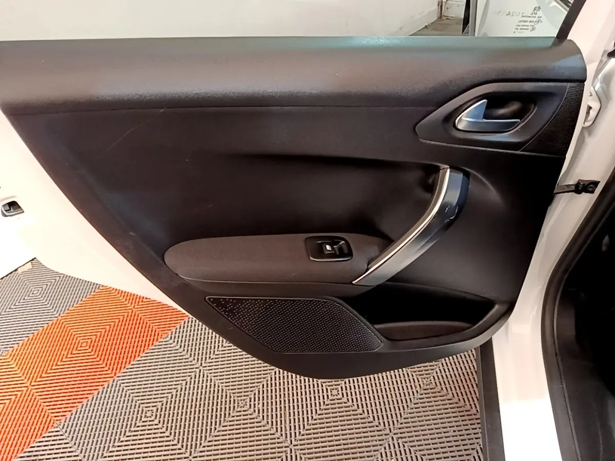 Vue rapprochée de la porte arrière droite noire du Peugeot 2008 2019, avec poignée argentée et bouton de lève-vitre.