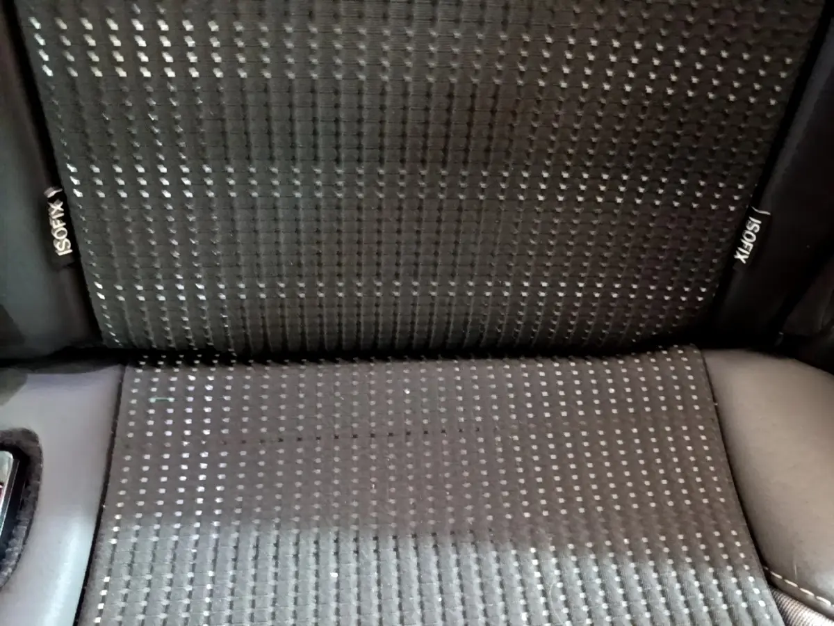 Gros plan sur la banquette arrière noire à motifs du Peugeot 2008, avec étiquette ISOFIX visible de chaque côté.