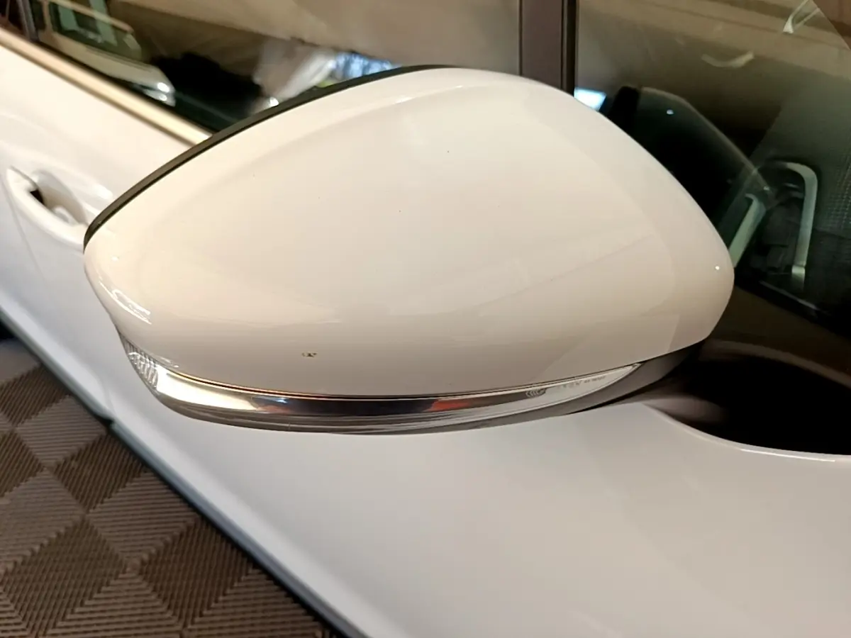 Rétroviseur droit blanc avec clignotant intégré sur Peugeot 2008 vue rapprochée côté conducteur.