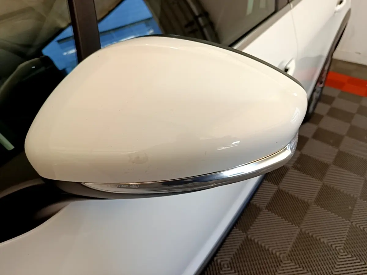 Rétroviseur droit blanc de Peugeot 2008 2019, avec clignotant intégré, vue rapprochée côté passager.