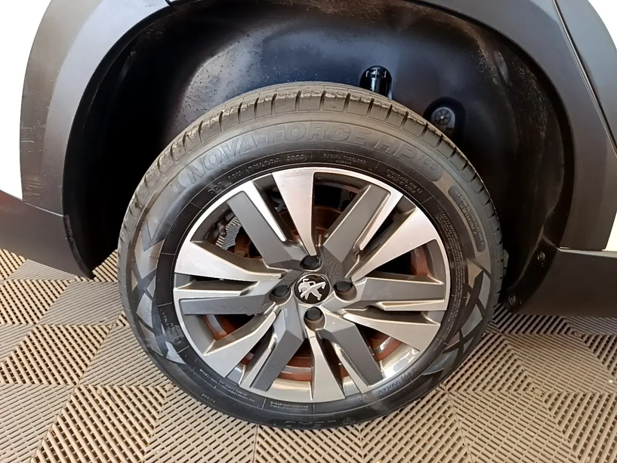 Gros plan sur la roue avant gauche du Peugeot 2008 2019 avec jante alliage et logo lion central.