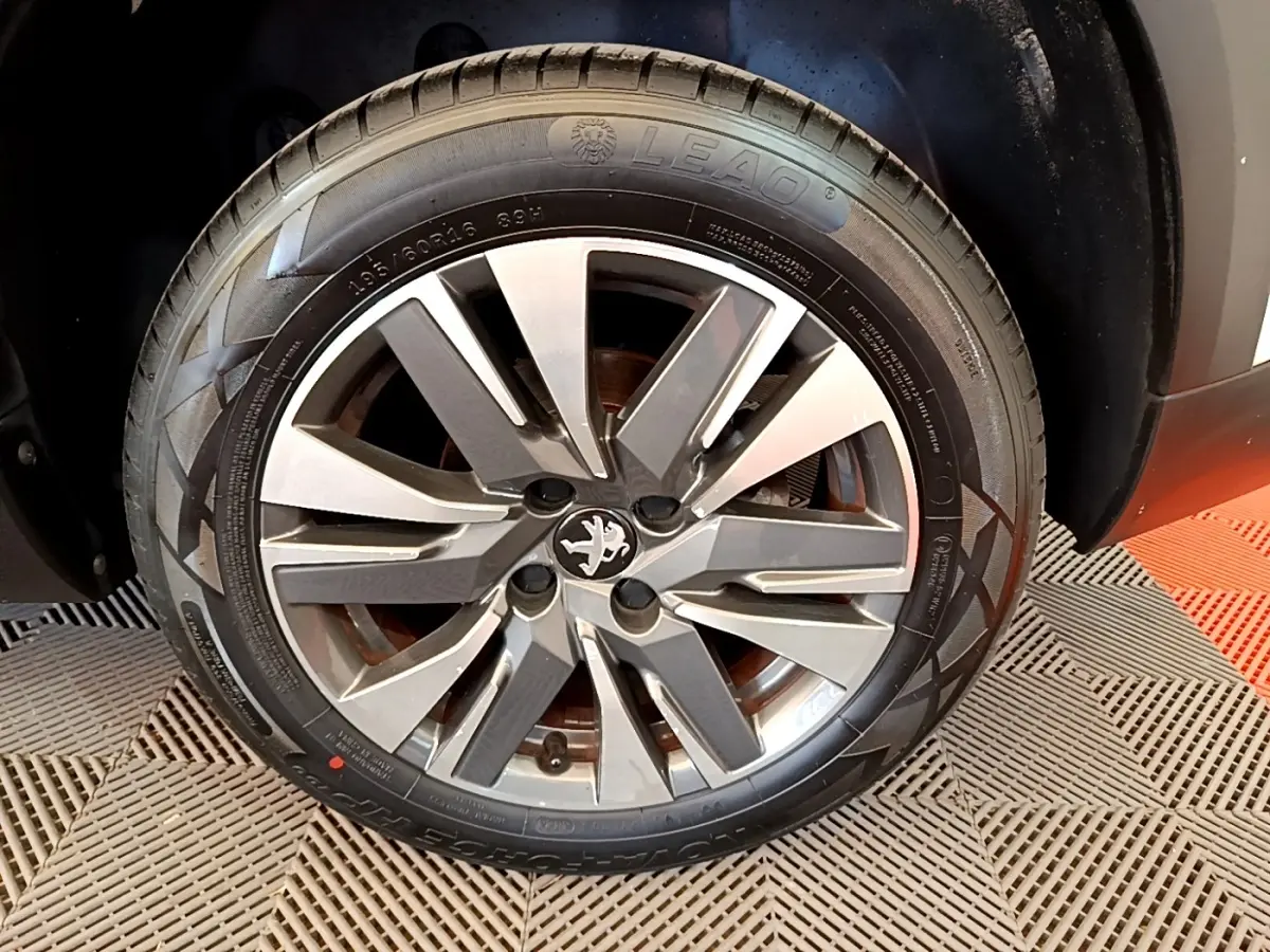 Gros plan sur la roue avant droite du Peugeot 2008 2019 avec jante alliage et logo lion au centre.