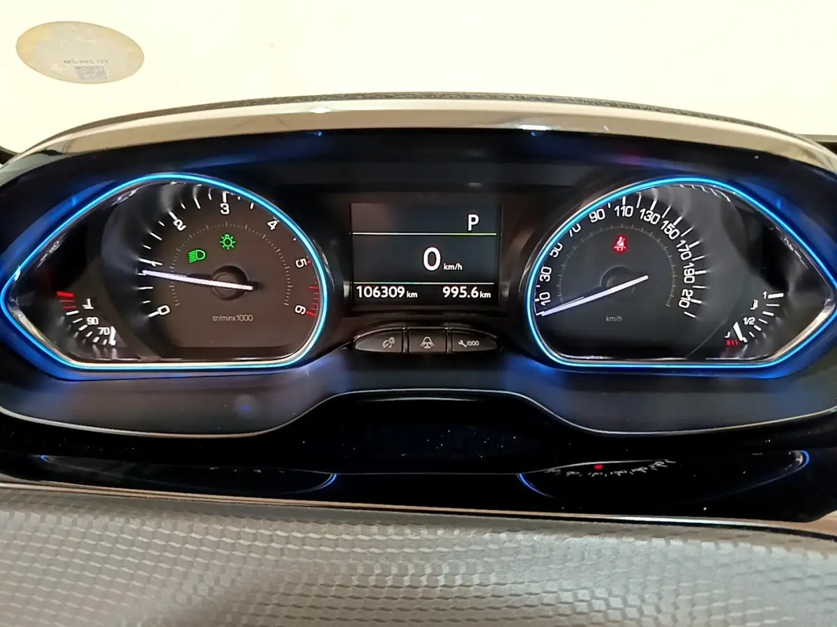 Vue rapprochée du tableau de bord du Peugeot 2008 2019, avec compteurs analogiques et écran digital central.