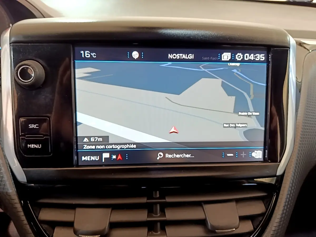 Écran tactile central du tableau de bord du Peugeot 2008 2019 montrant la navigation 3D en intérieur noir.