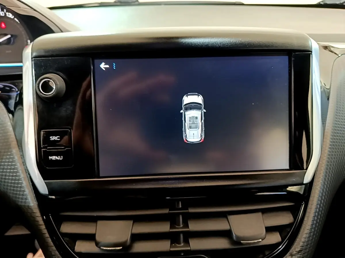 Écran tactile central affichant la vue 3D du véhicule Peugeot 2008, intérieur noir avec commandes latérales.