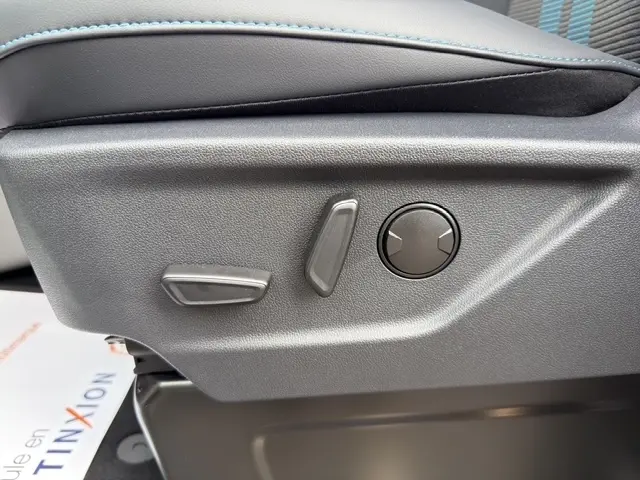 Gros plan sur les commandes de réglage électrique du siège avant du Ford Transit Fourgon noir, finition Sport.