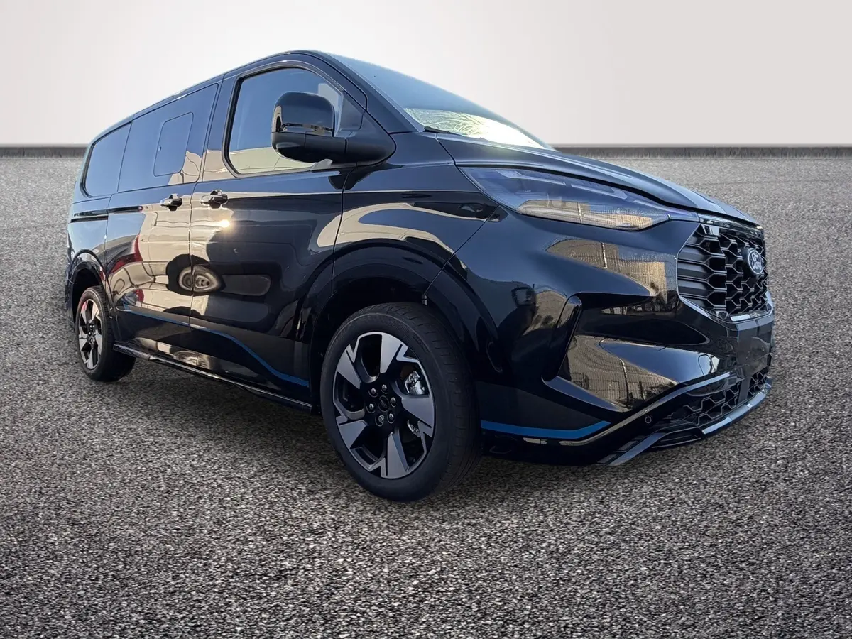 Vue 3/4 avant gauche d’un Ford Transit Fourgon noir avec calandre noire et jantes stylisées bicolores.