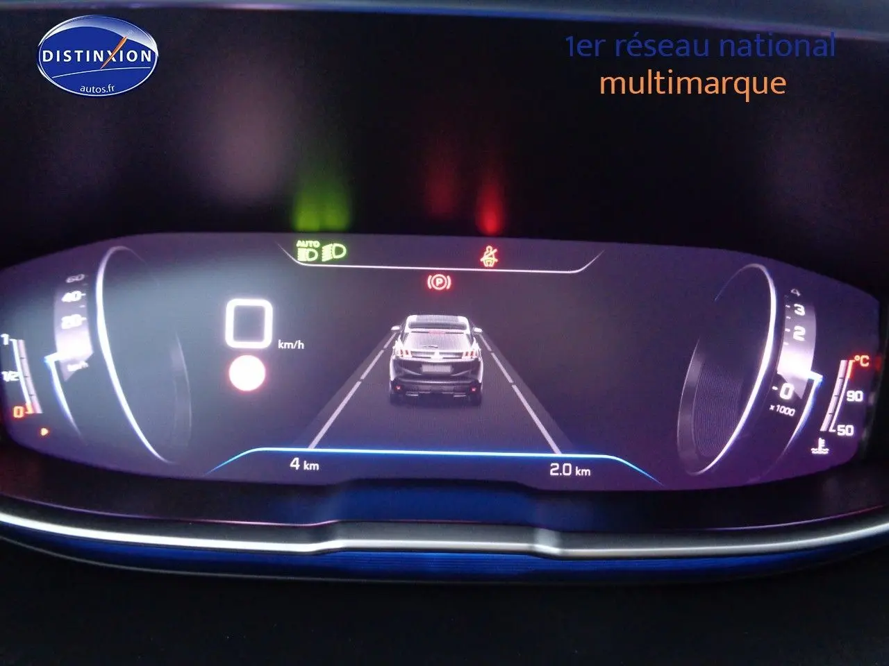 Tableau de bord numérique du Peugeot 3008 noir perla metal, affichant la vitesse et l'assistance au maintien de voie.