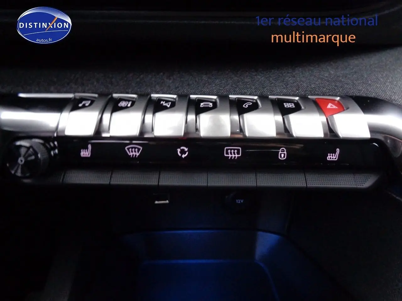 Boutons de commande argentés et noirs du tableau de bord du Peugeot 3008 2023, avec éclairage LED rose.