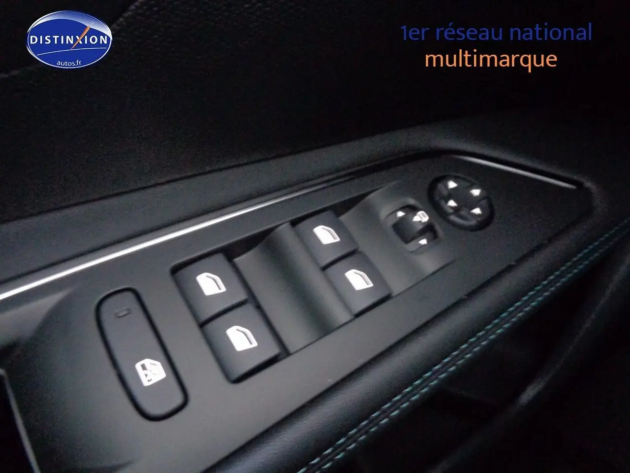 Gros plan sur les commandes des vitres et rétroviseurs côté conducteur d’un Peugeot 3008 noir Perla Metal.