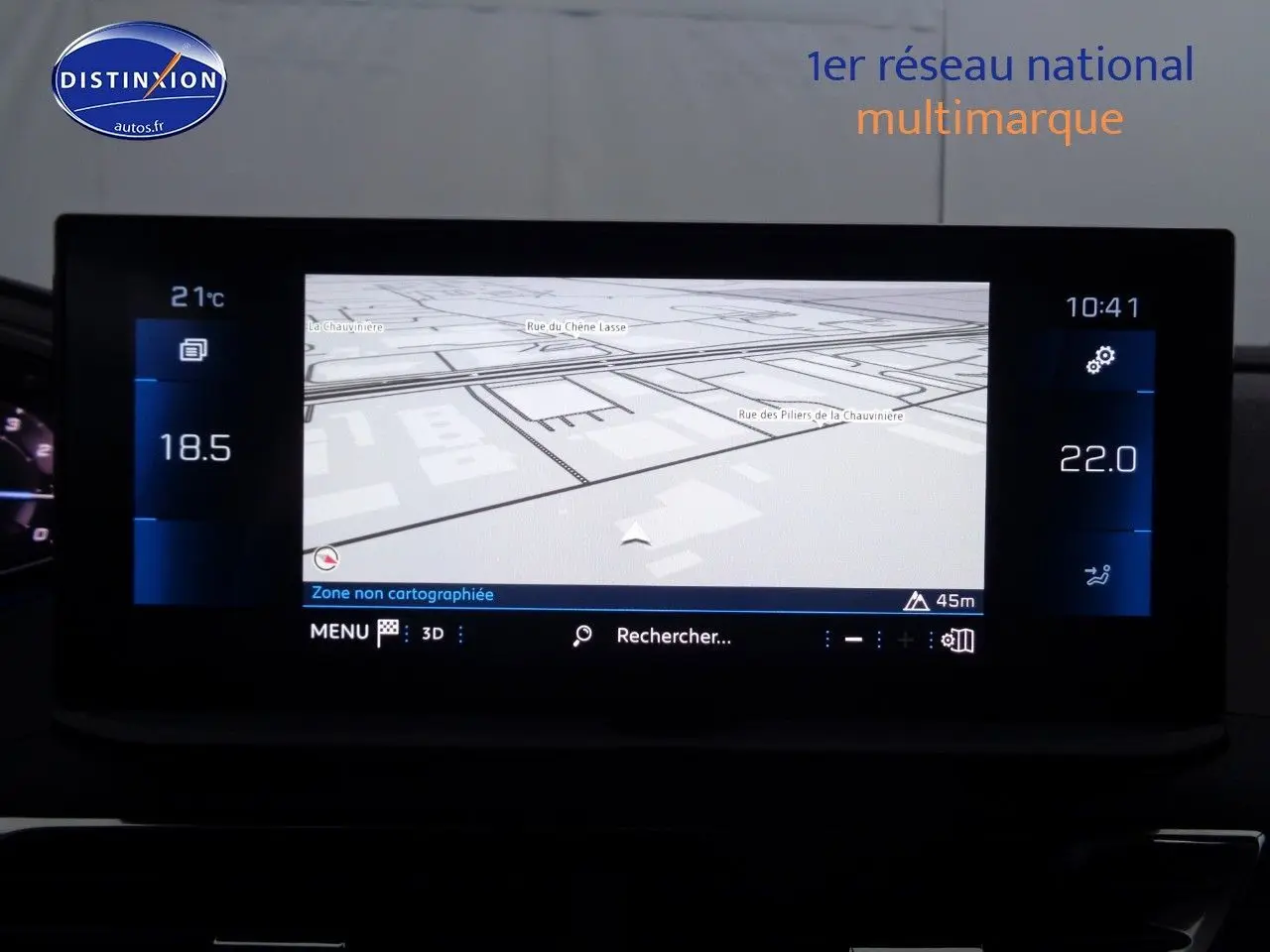 Écran tactile central du Peugeot 3008 noir, affichant la navigation avec carte en 3D et températures intérieures.