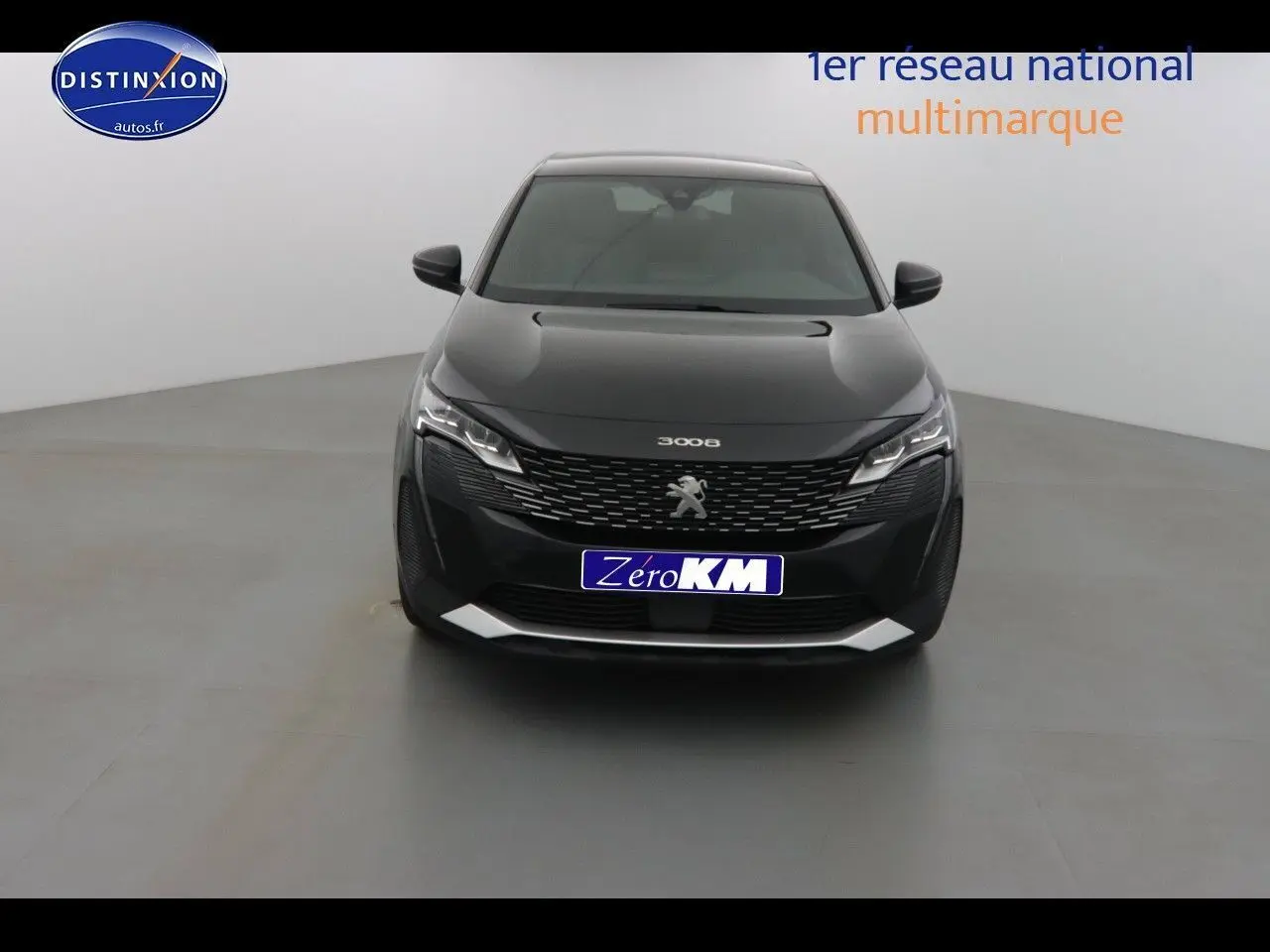 Vue frontale d'un Peugeot 3008 noir perla metal avec calandre distinctive et phares LED allumés.