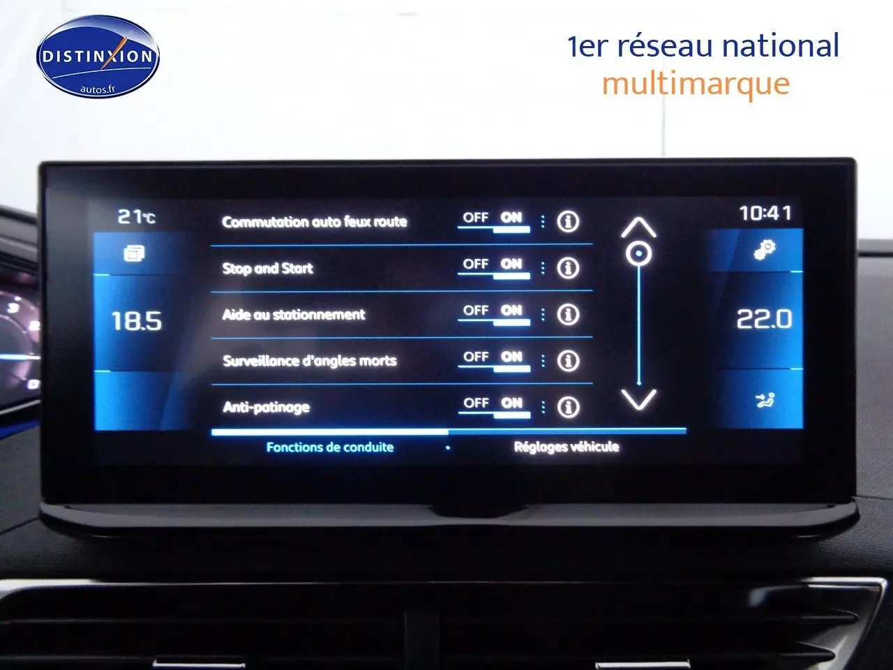 Écran tactile central du Peugeot 3008 2023 affichant les réglages d’aides à la conduite et climatisation.