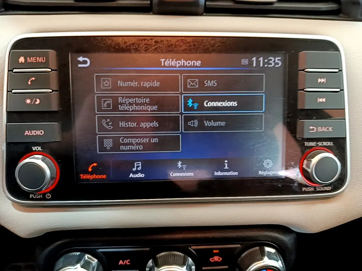 Écran tactile central de la Nissan Micra IG-T 92 Acenta 2022, affichant le menu téléphone avec commandes audio et volume.