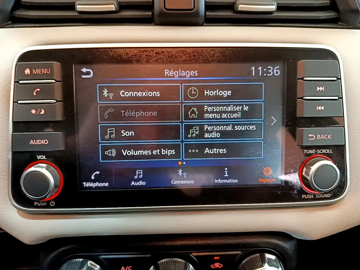 Écran tactile central de la Nissan Micra IG-T 92 Acenta 2022 affichant le menu Réglages, vue de face.
