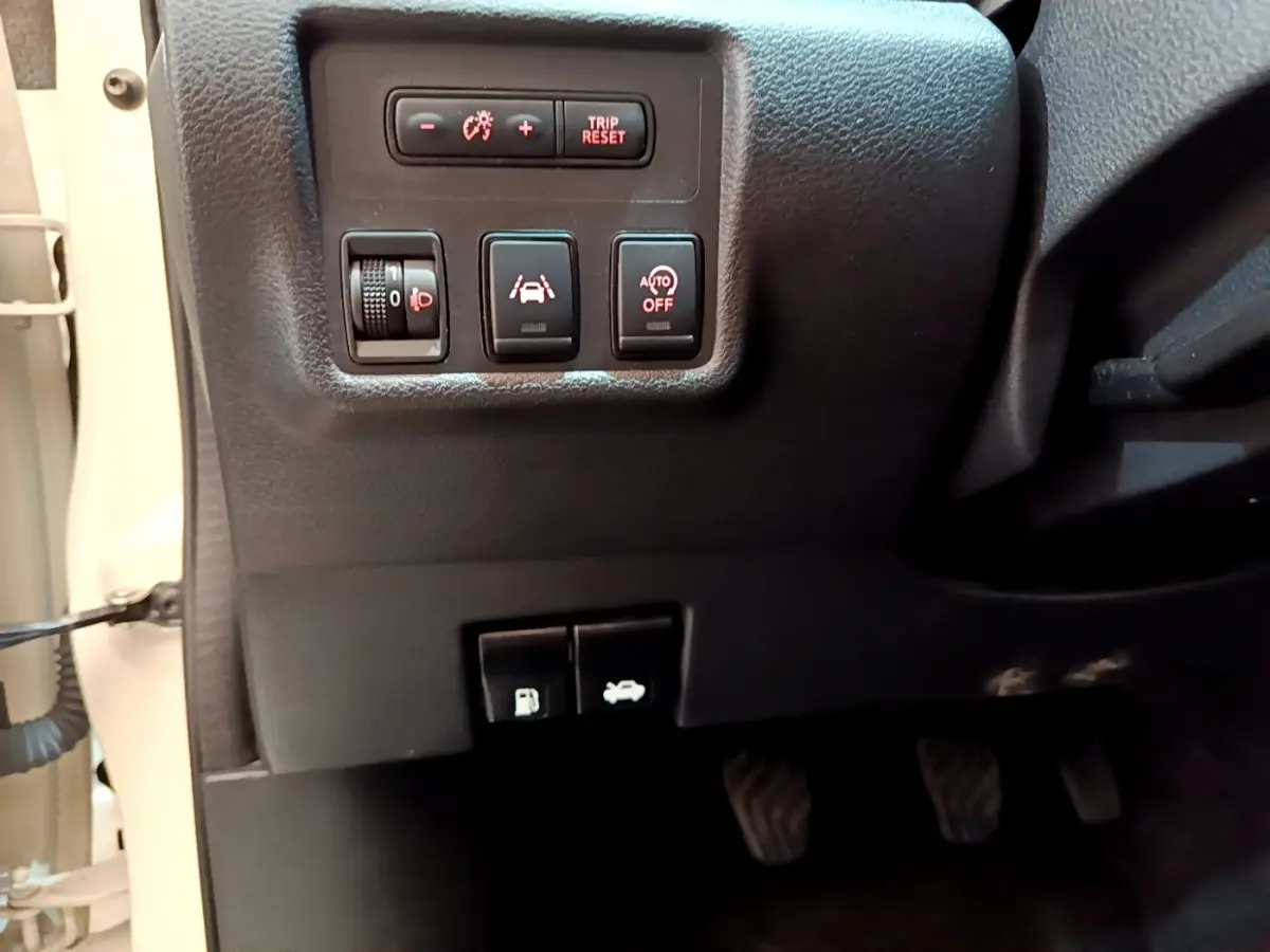 Vue rapprochée des commandes côté gauche du tableau de bord d'une Nissan Micra blanche 2022, version Acenta.