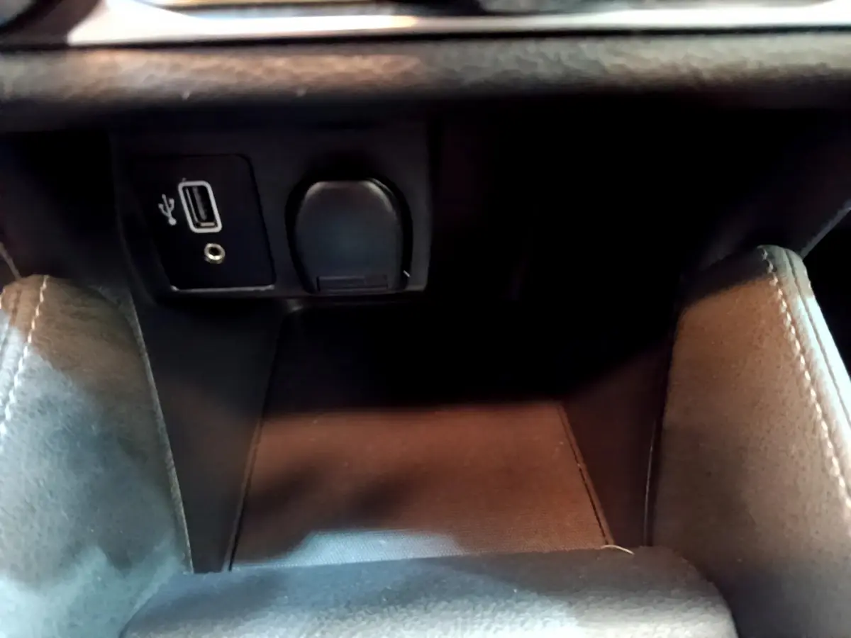 Prise USB et prise 12V dans le compartiment de rangement avant de la Nissan Micra IG-T 92 Acenta 2022.