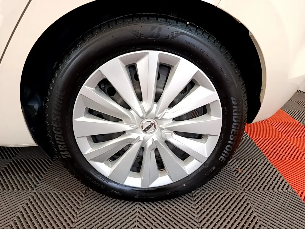 Gros plan sur la roue avant droite blanche d'une Nissan Micra IG-T 92 Acenta 2022 avec jante en alliage et pneu Bridgestone.