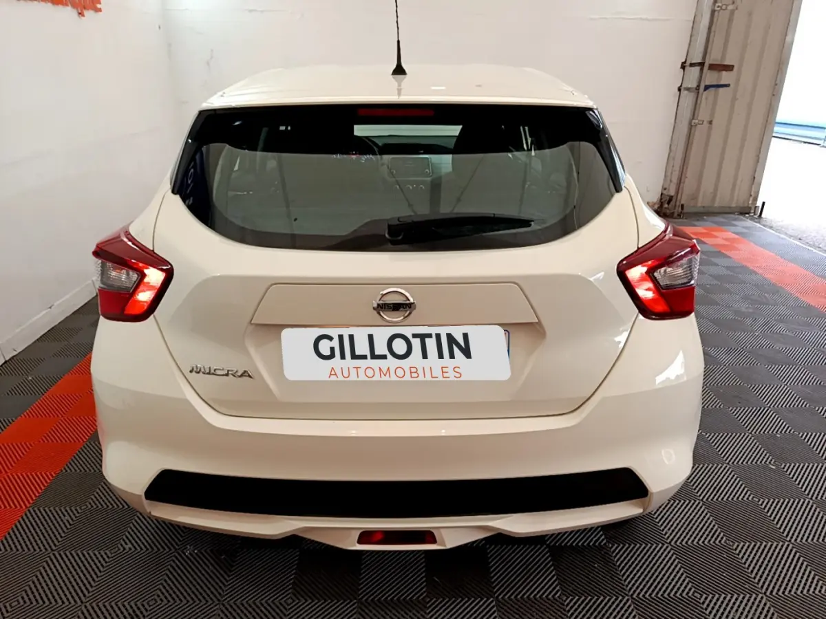 Vue arrière d'une Nissan Micra blanche 2022 avec feux arrière LED et lunette arrière teintée.
