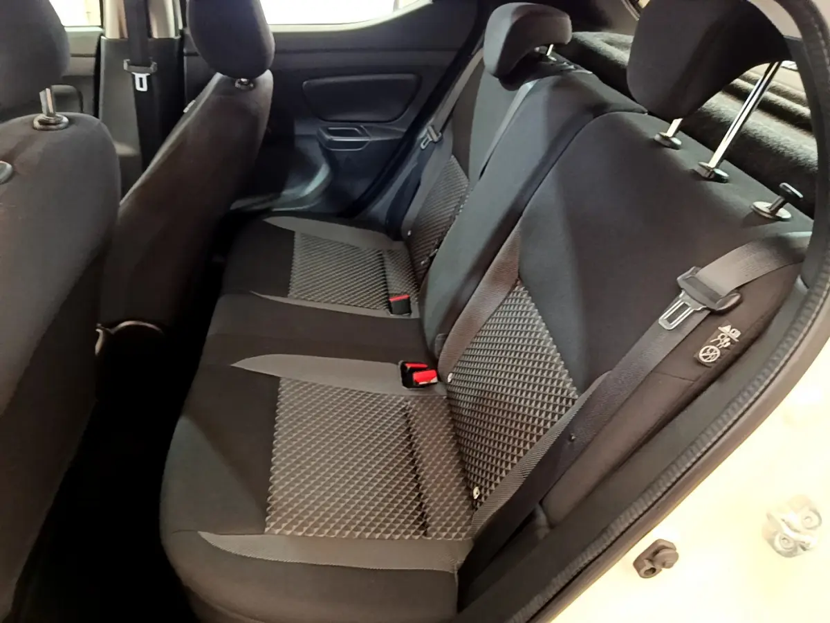 Vue côté droit de la banquette arrière noire et grise de la Nissan Micra IG-T 92 Acenta 2022 avec ceinture et appuie-tête visibles.