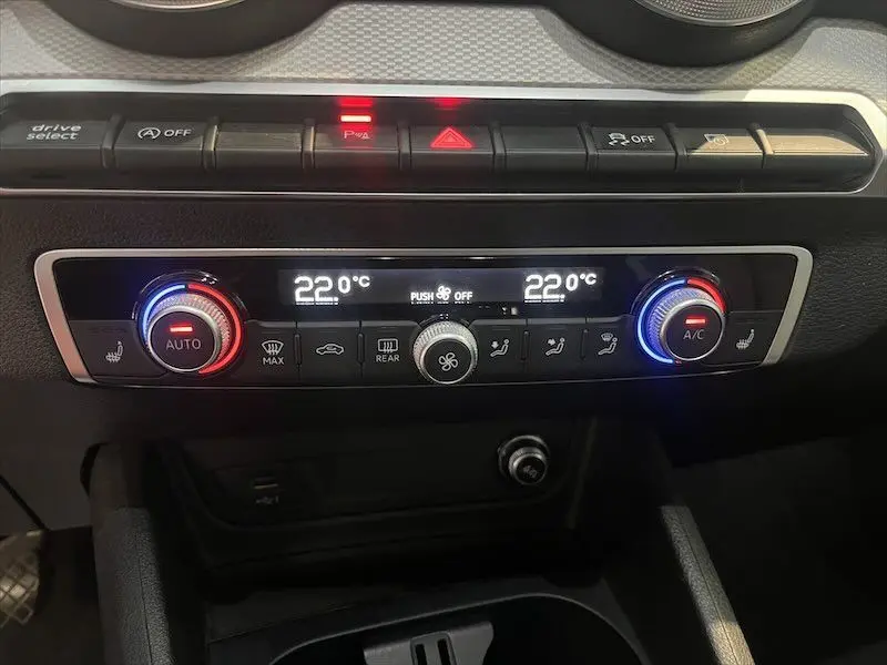 Tableau de bord de l'Audi Q2 30 TFSI S-Line 2021 montrant la climatisation digitale à 22°C avec commandes chauffantes et ventilées.